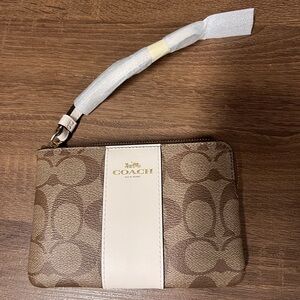 NWT Coach Corner Zip Wristlet 6”